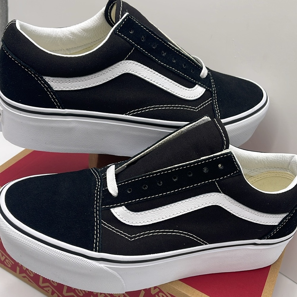 Vans Women’s Old Skool Stackform Suede/Canvas Black/True W
VN0A7Q5M6BT
Platforms - Picture 11 of 16